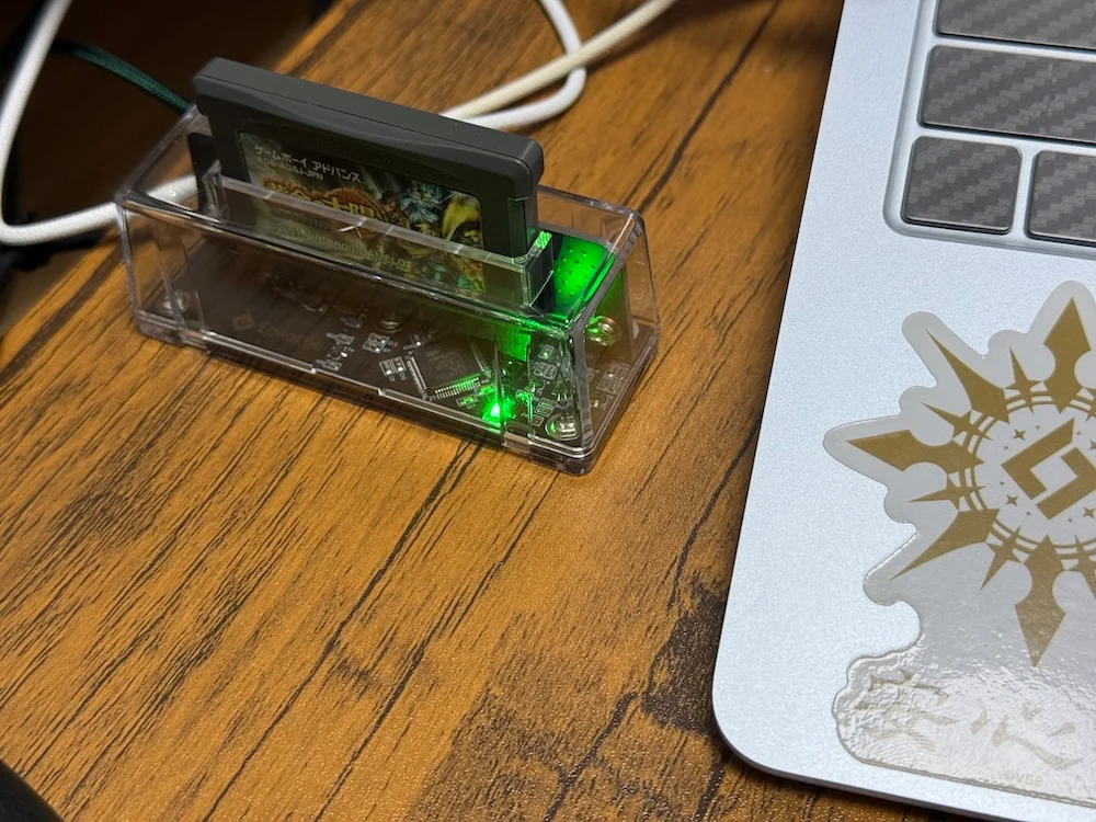 GB Operatorにカートリッジを挿入している様子